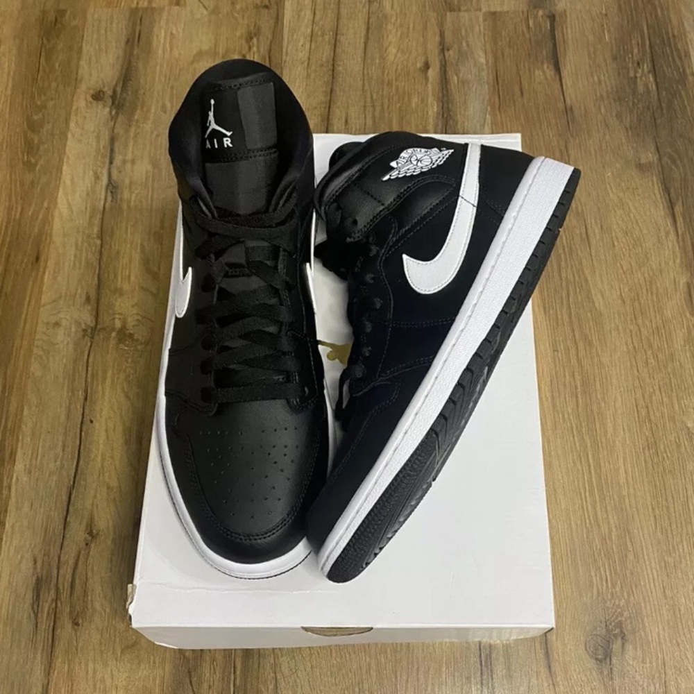 Air Jordan 1 Mid Black White NEW Size Men’s 9.5 / Wmns 11